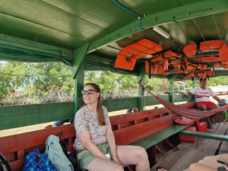 Reiziger op een boot over de Surinaamse rivier opzoek naar zeeschildpadden