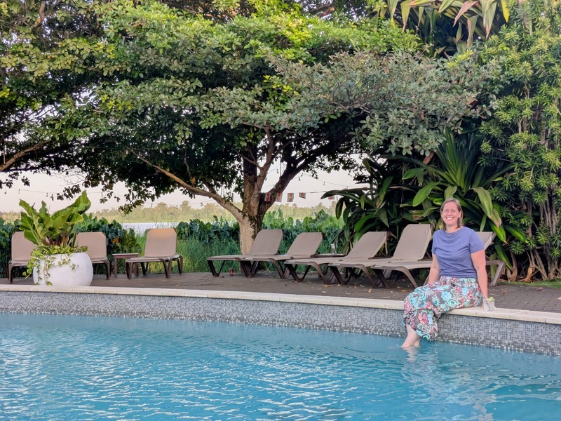 Reiziger bij het zwembad van de Houttyn in Domburg