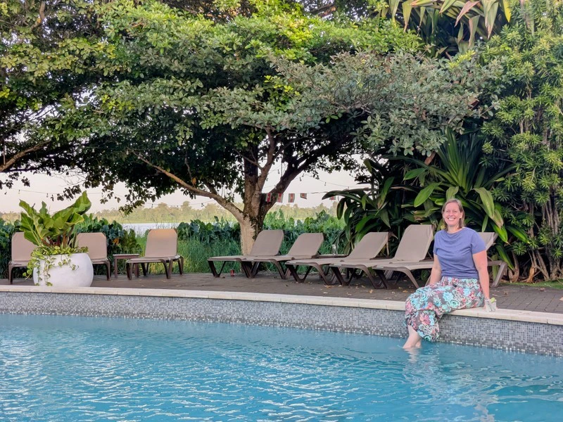 Reiziger bij het zwembad van de Houttyn in Domburg