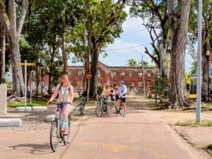 Fietsende toeristen door Paramaribo in Suriname
