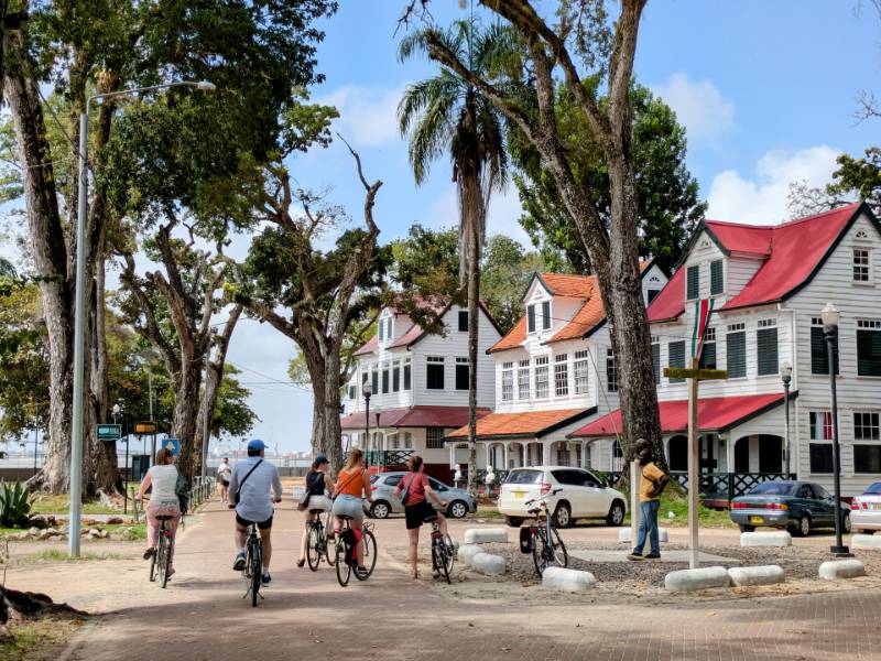 Fietsexursie door Paramaribo, langs de Surinaamse huizen.