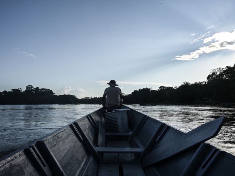 Gids in de boot op de Palumeu rivier