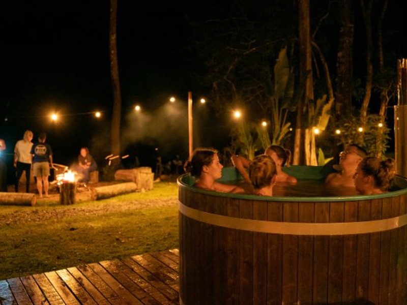 Reizigers in een bubbelbad op de glamping