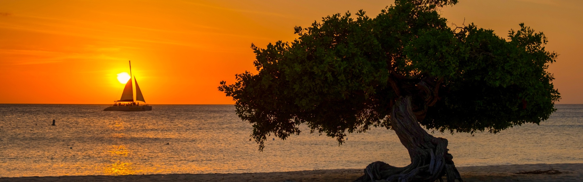 Zonsondergang bij het strand op Aruba