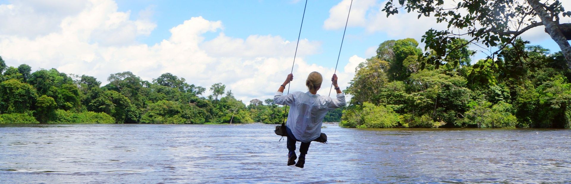 Reiziger aan het schommelen boven de rivier
