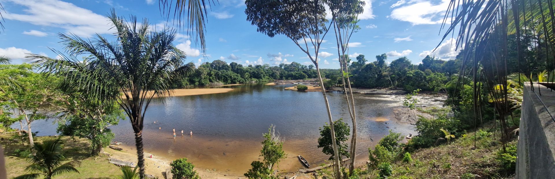 Uitzicht over het meer in Boven-Suriname