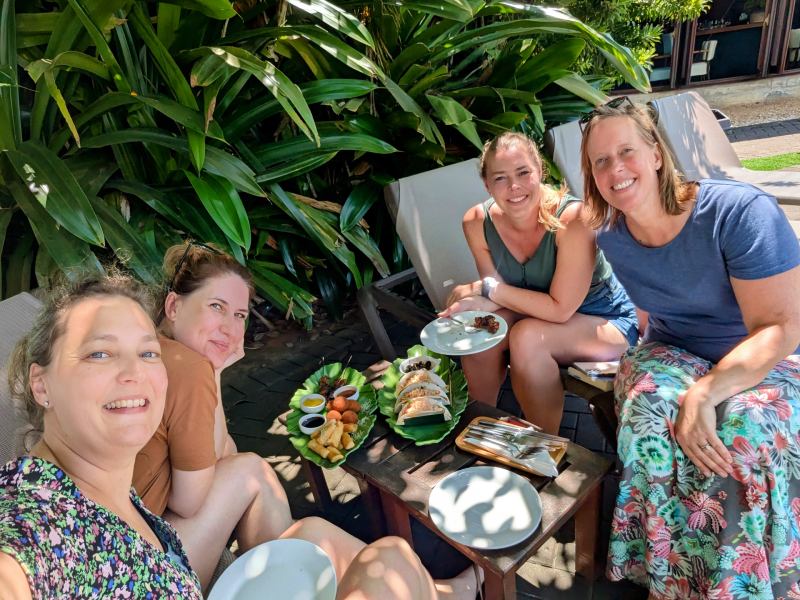 Reizigers bij het ontbijt in Houttuyn