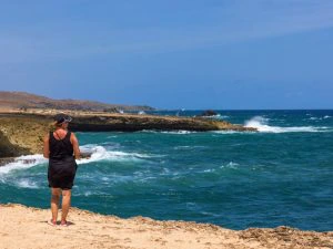 Reiziger bij een baai op aruba
