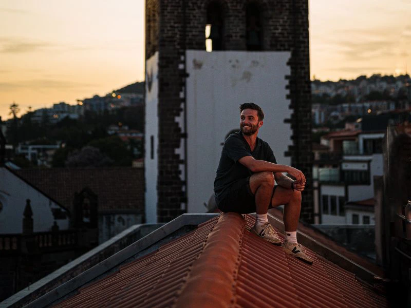 Man op dak achter toren in Funchal