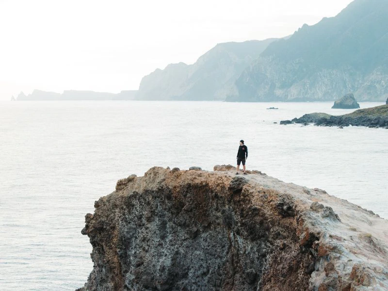 Man op klif in Madeira