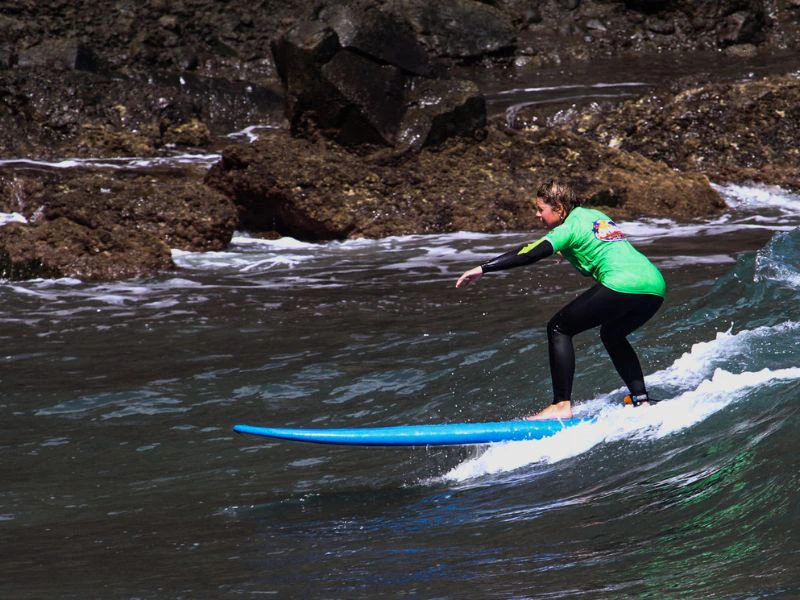Vrouw op surfboard in water in Ponta da Cruz