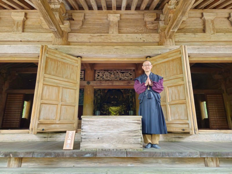 Monnik voor een tempel in Japan