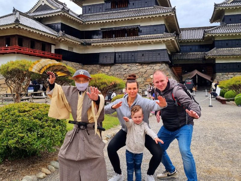 Familie voor een tempel in Japan