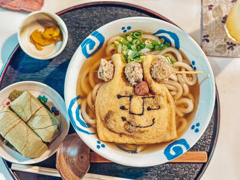 Noodles eten in Japan
