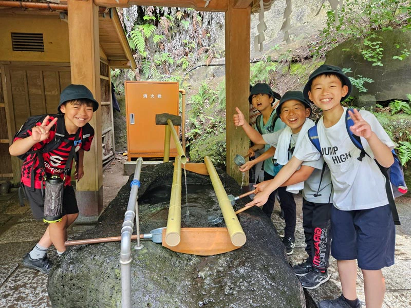Kinderen in een tempel in Kamakura, Japan