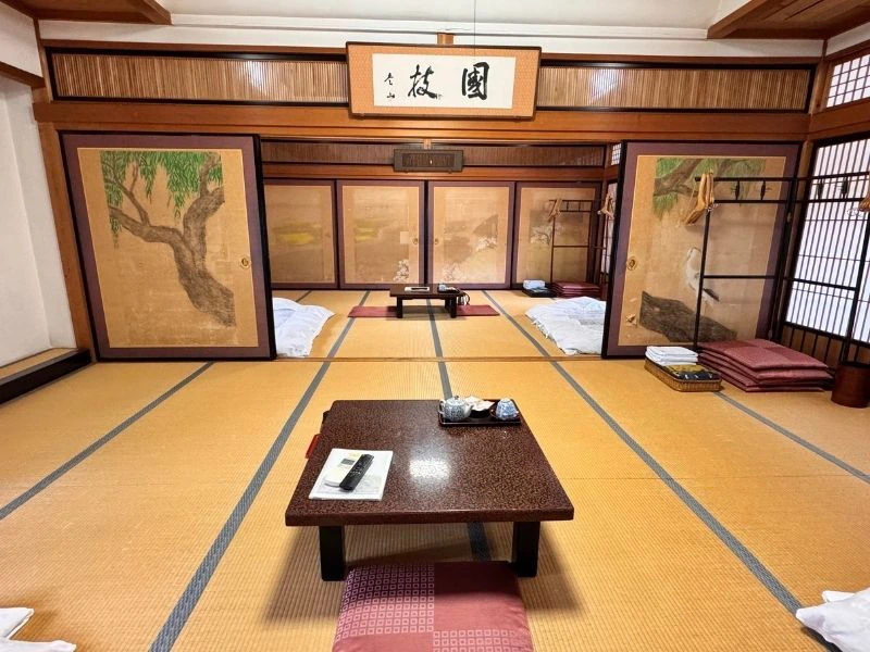 Ryokan van binnen in Hakone, Japan. Je ziet de futonbedden, en typisch Japanse interieur.