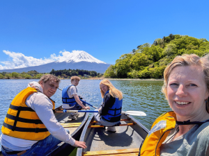 Kanoën met het gezin in Kawaguchiko met de berg Fuji op de achtergrond
