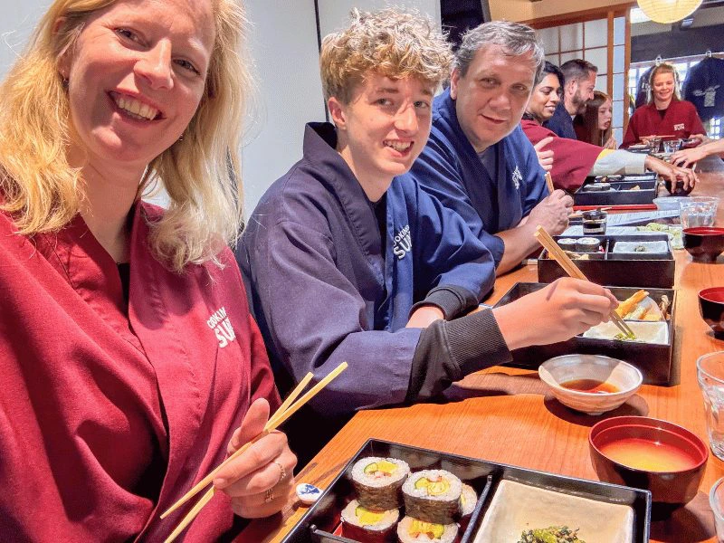 Familie geniet van hun zelfgemaakte bentoboxen in Kyoto