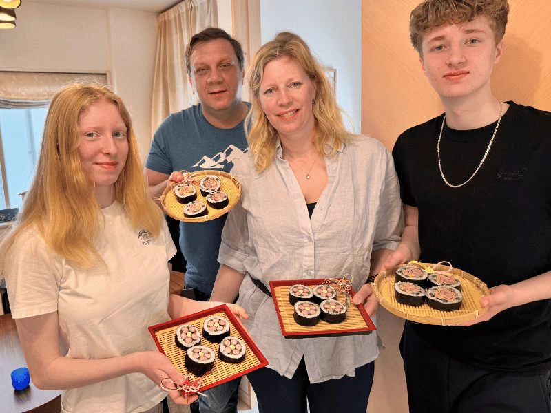 Familie bij de decoratieve sushi-werkplaats in Osaka