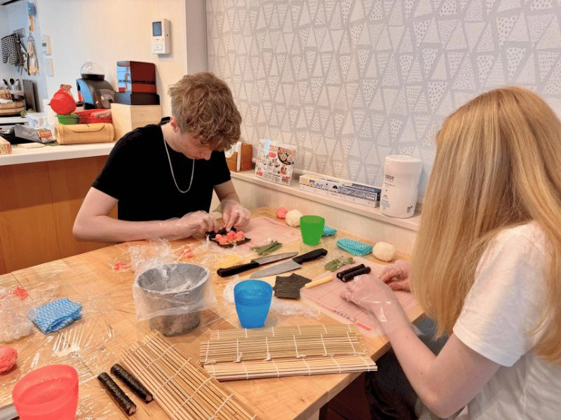 Familie bij de decoratieve sushi-werkplaats in Osaka