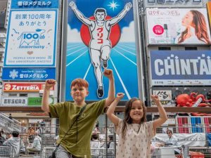 Kinderen voor neonreclames in Osaka