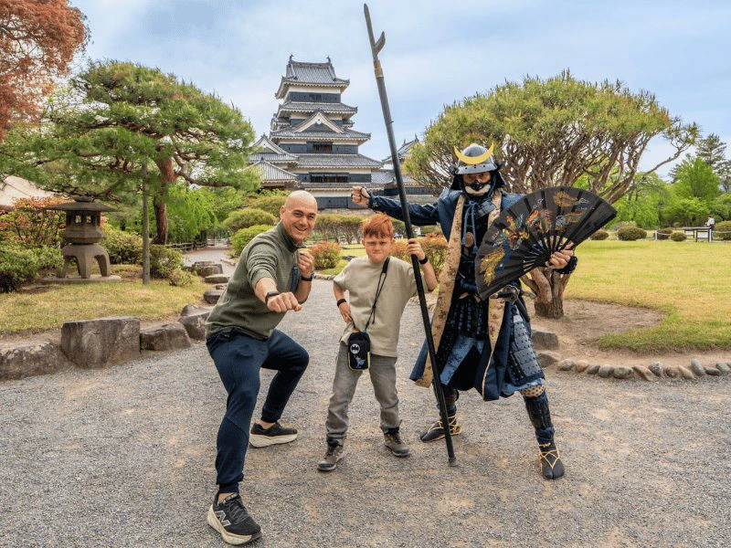 Vader en zoon verkleed als krijgers in Matsumoto