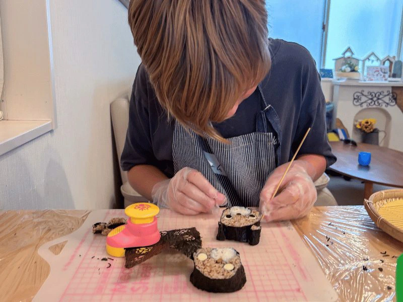 Familie bij de decoratieve sushi-werkplaats in Osaka