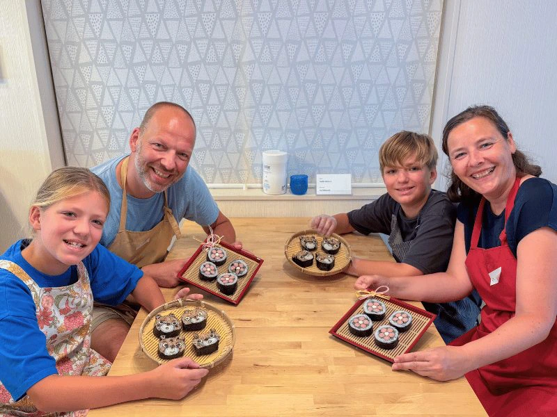 Familie bij de decoratieve sushi-werkplaats in Osaka