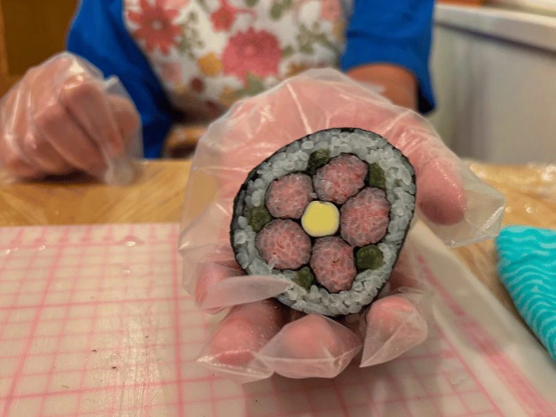 Familie bij de decoratieve sushi-werkplaats in Osaka
