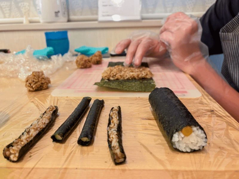 Familie bij de decoratieve sushi-werkplaats in Osaka