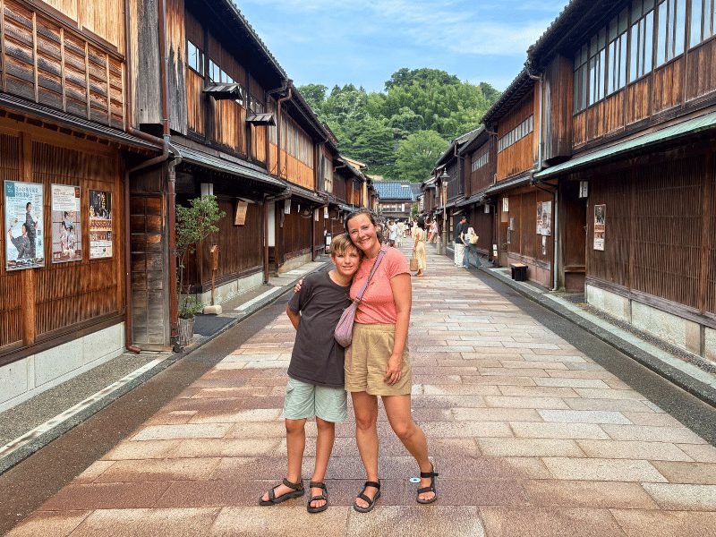 Moeder en zoon in Takayama