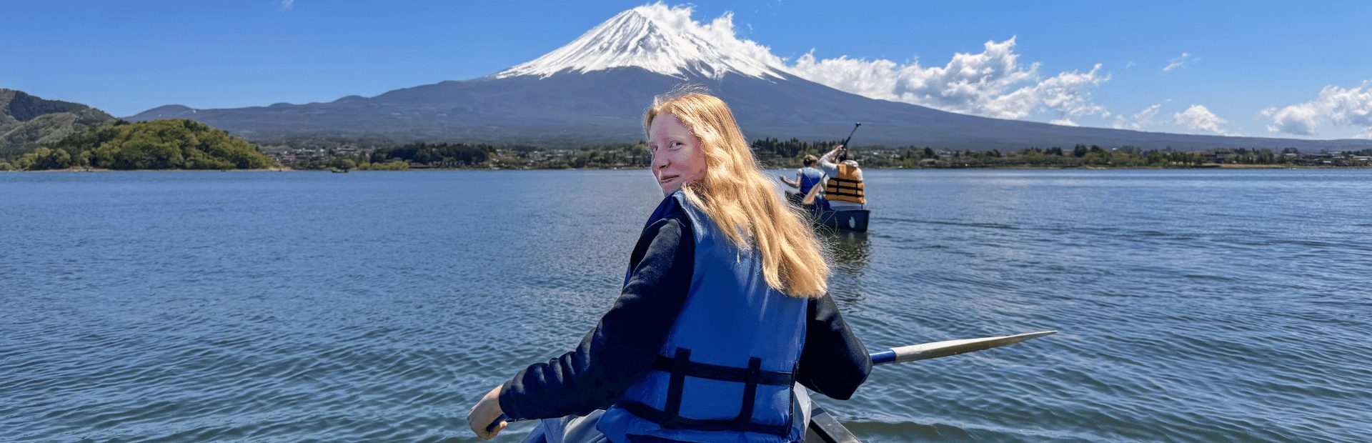 Kanoën met het gezin in Kawaguchiko met de berg Fuji op de achtergrond