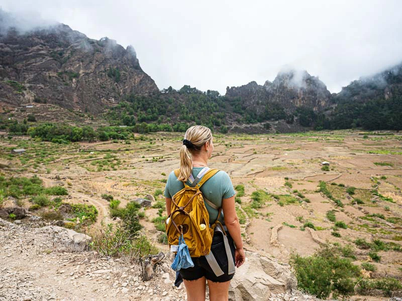 Uitkijkend over de krater