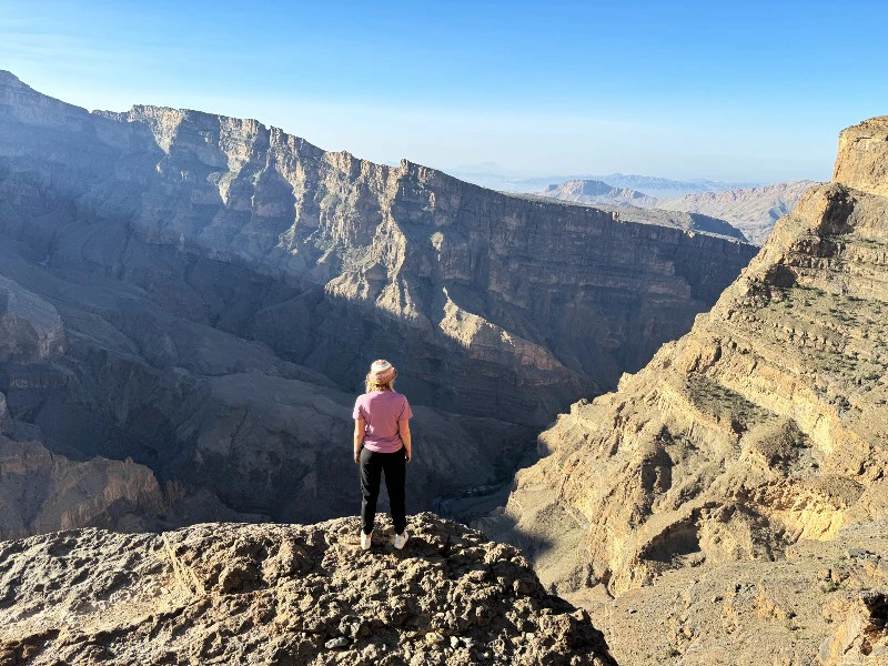 Uitzicht en reiziger Jebel Shams - Oman