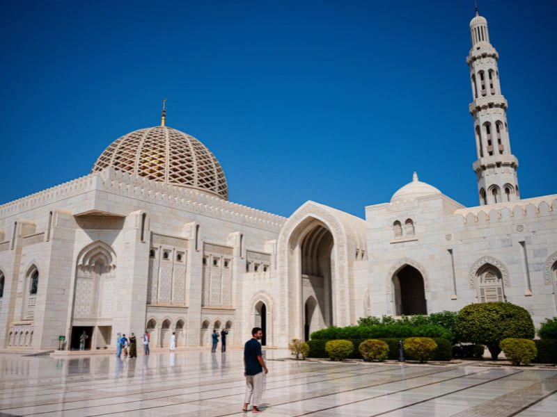 Wandelen door de grote moskee in Muscat Oman