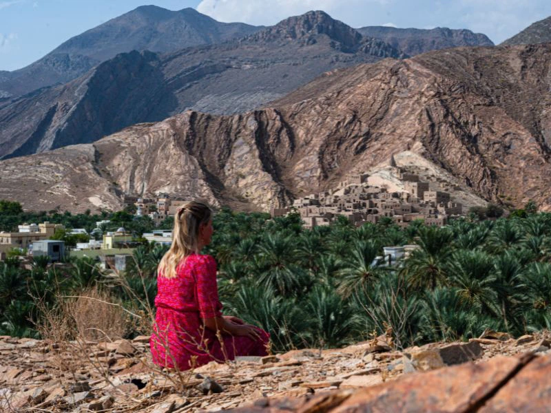 Reiziger en uitzicht over Misfat Al Abriyeen
