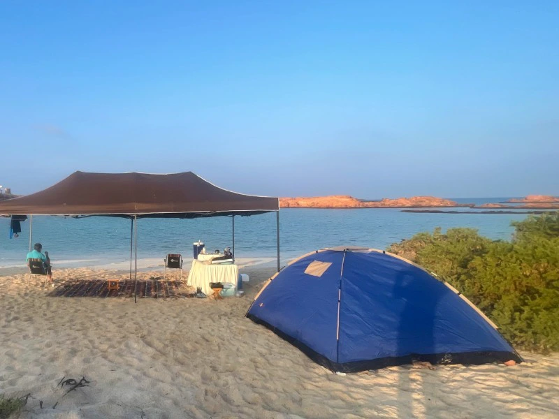 tent op onbewoond eiland Daymaniyat