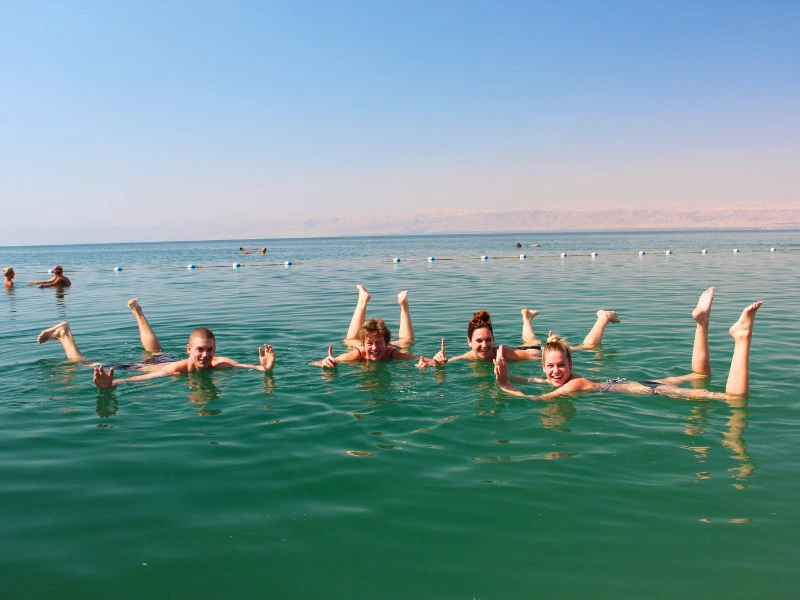 Dobberen in de Dode Zee van Jordanië