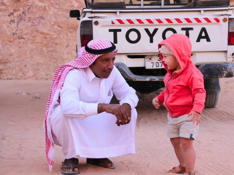 Jordanië - lokale man met een kind