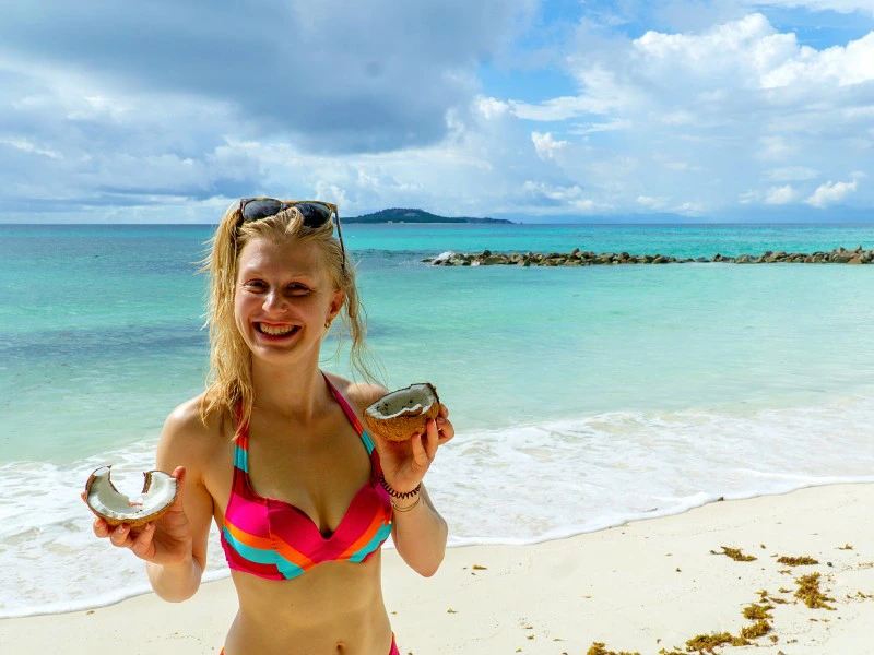 Seychellen - Praslin - strand - kokosnoot