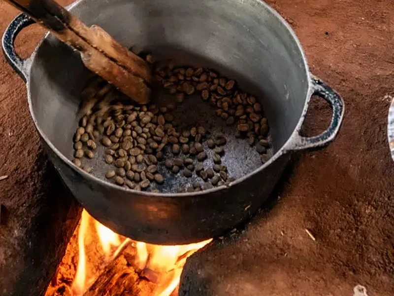 Koffiebonen vers op het vuur