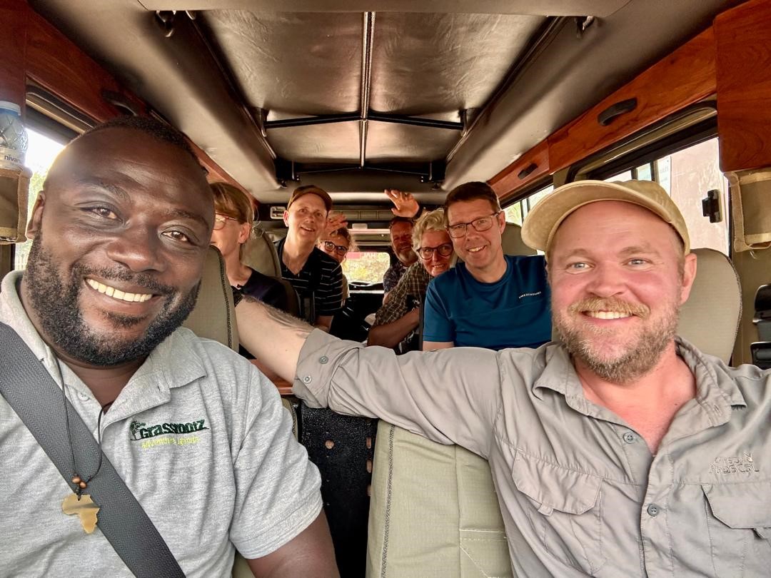 Oeganda - gids in minivan