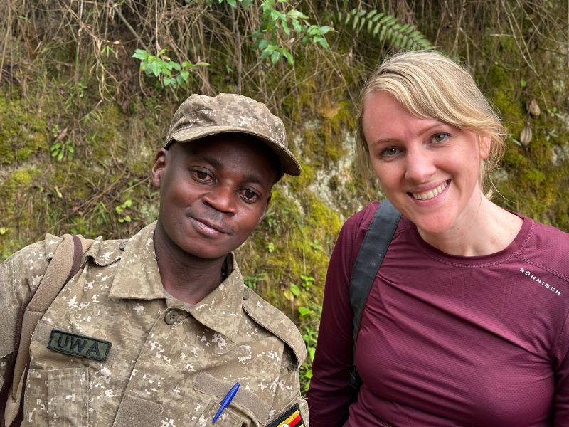 Vrouw poseert met gids