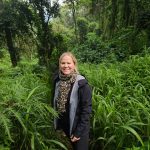 Vrouw in bos tijdens trekking