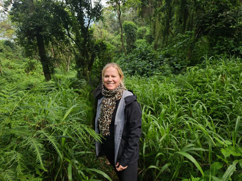 Vrouw in bos tijdens trekking
