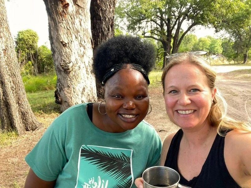 vrouw poseert met lokale gids