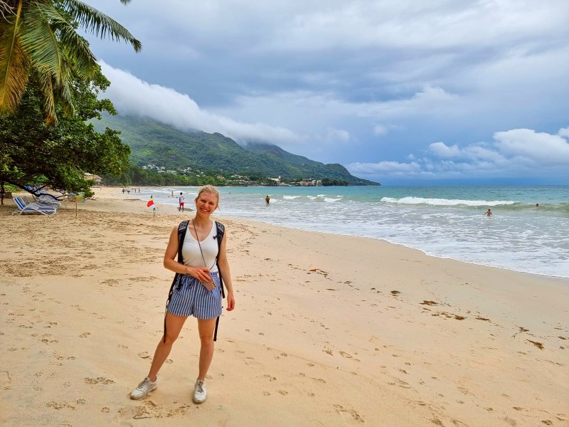 Vrouw op het strand met bergen op de achtergrond Mahe