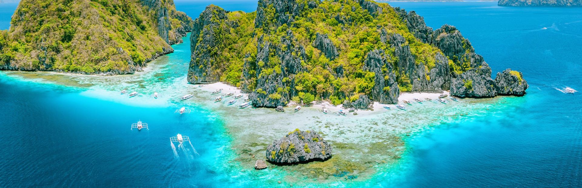 blauwe zee en groene rotsen in Palawan regio