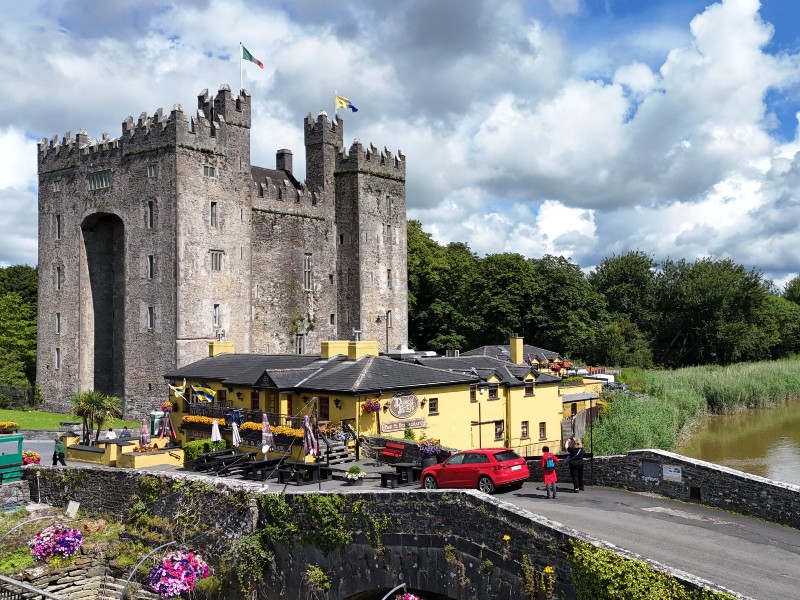 https://cdn.wp.riksjatravel.nl/wp-content/uploads/sites/95/2025/09/Ireland-county-clare-Bunratty-Castle-drone-1.jpg