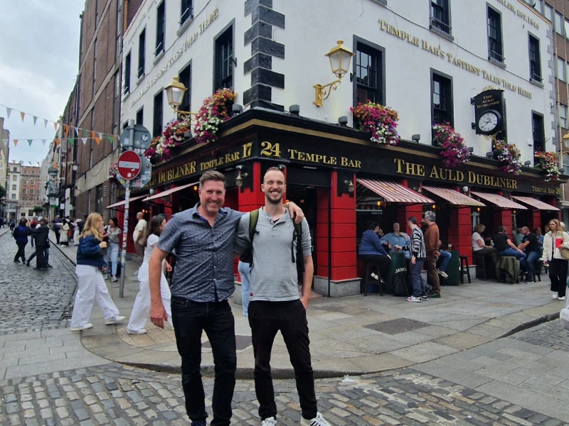 Twee mannen staan voor een bar in Dublin